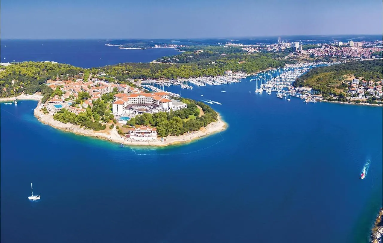 Three-Bedroom Apartment Pula With A Fireplace 02 Croatia